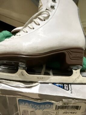 JACKSON White Leather Men's Ice Skate with Brown Sole